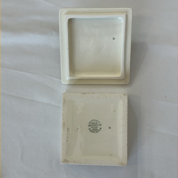 Wedgewood Trinket Box, Discontinued Edme Pattern, Cream China - Picture 7 of 10